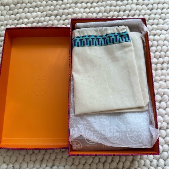 Tory Burch Val Patent Flat Sandal Ivory/Gold Size 7 - Picture 4 of 6